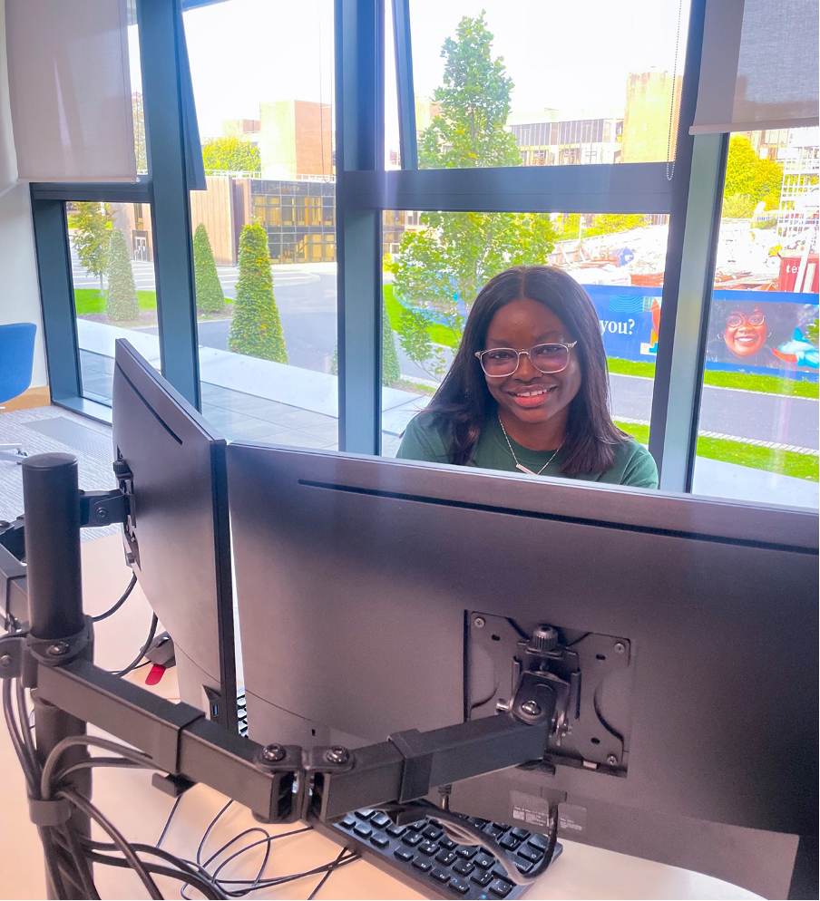 Augusta in "The Edge" section of the library using the computers and monitors provided in the Glucksmna library