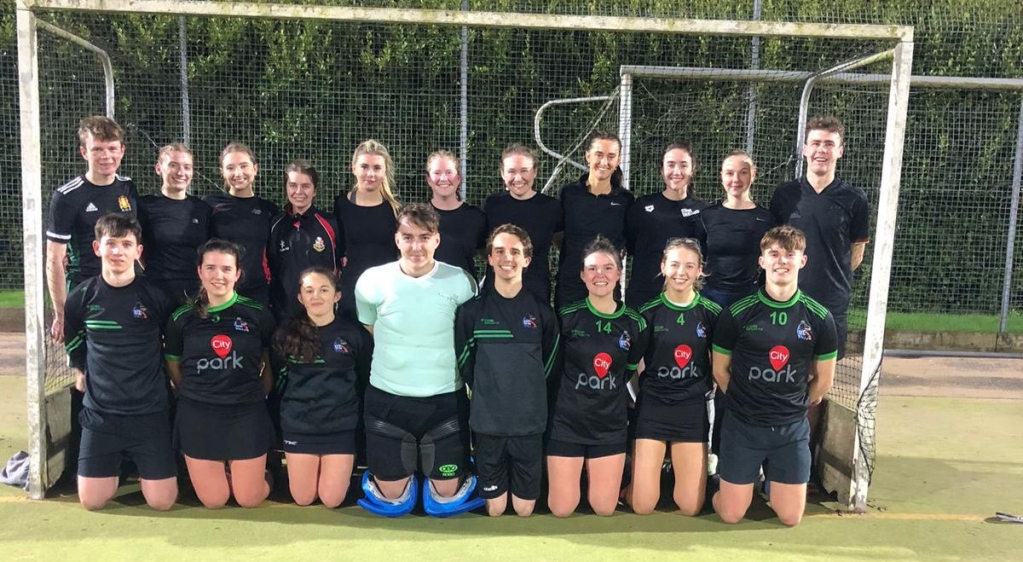 Jade and her hockey team of men and women smiling for a group photo