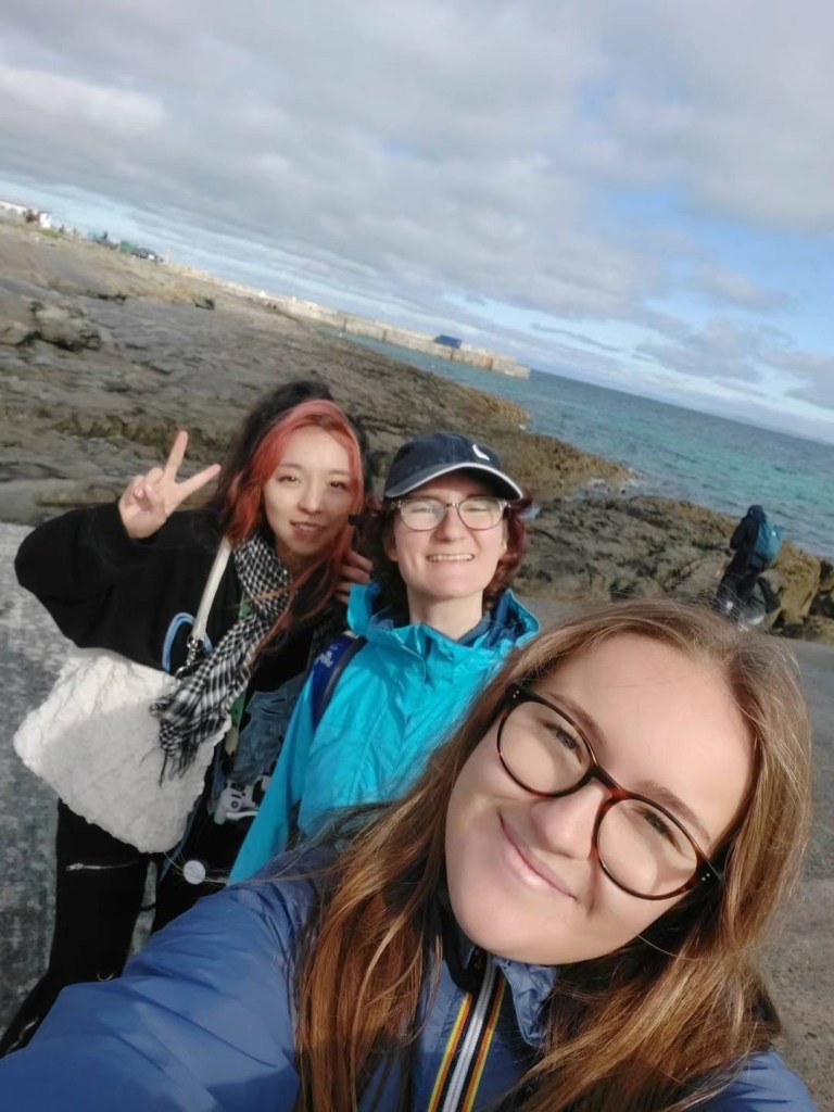 Niri and her friends with the ocean in the background