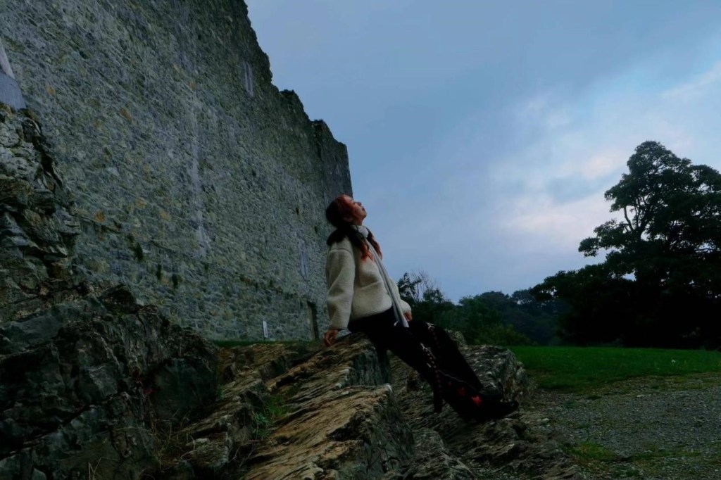 Niri in front of an old wall