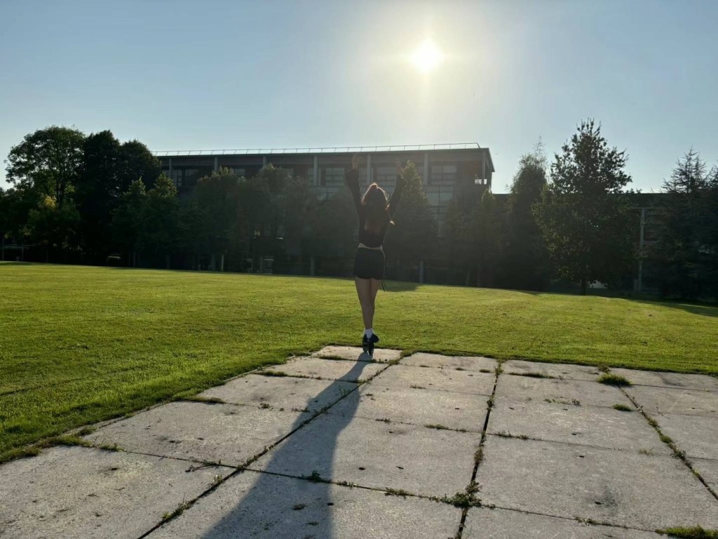 Niri dancing outside