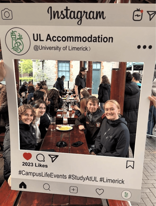 Maja and her friends sitting at a table at Stables