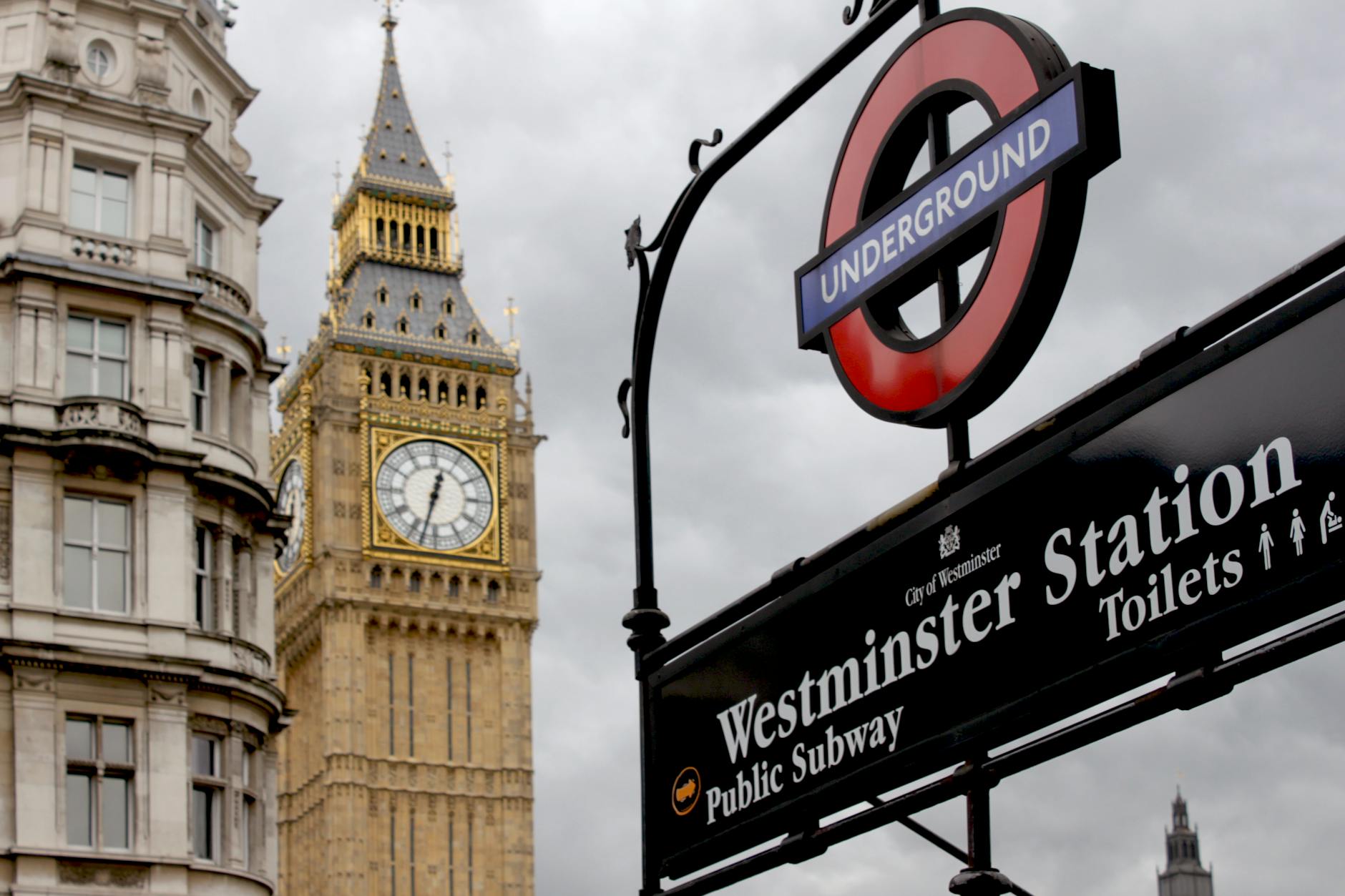A picture of the Big Ben and the underground sign in London